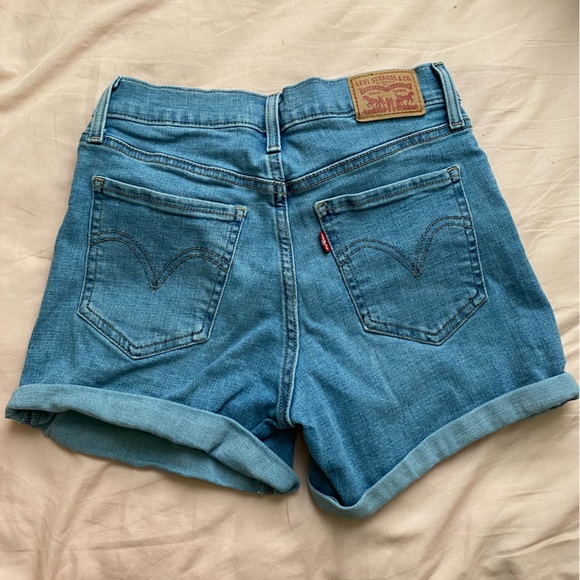Levi Mid length shorts size 26 - Picture 4 of 4